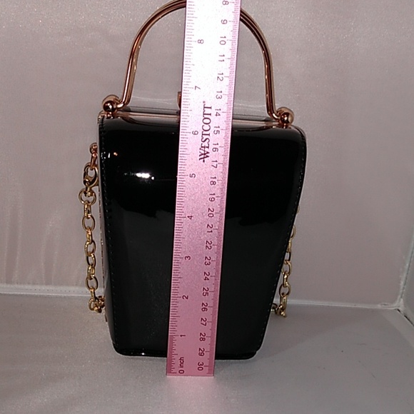 Unusual structured patent leather purse - Picture 4 of 8